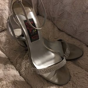 Classic silver around the ankle sandals